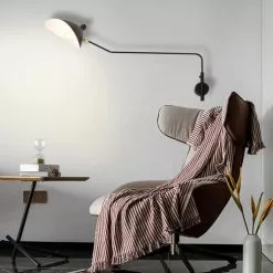 Musta Metallinen Seinävalaisin Bernardo -Ruokapöydät Verkäufe musta metallinen sein valaisin bermardo sisustuksessa