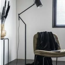 Musta Skandinaavinen Lattiavalaisin Sleek -Ruokapöydät Verkäufe musta skandinaavinen lattiavalaisin sleek sisustus